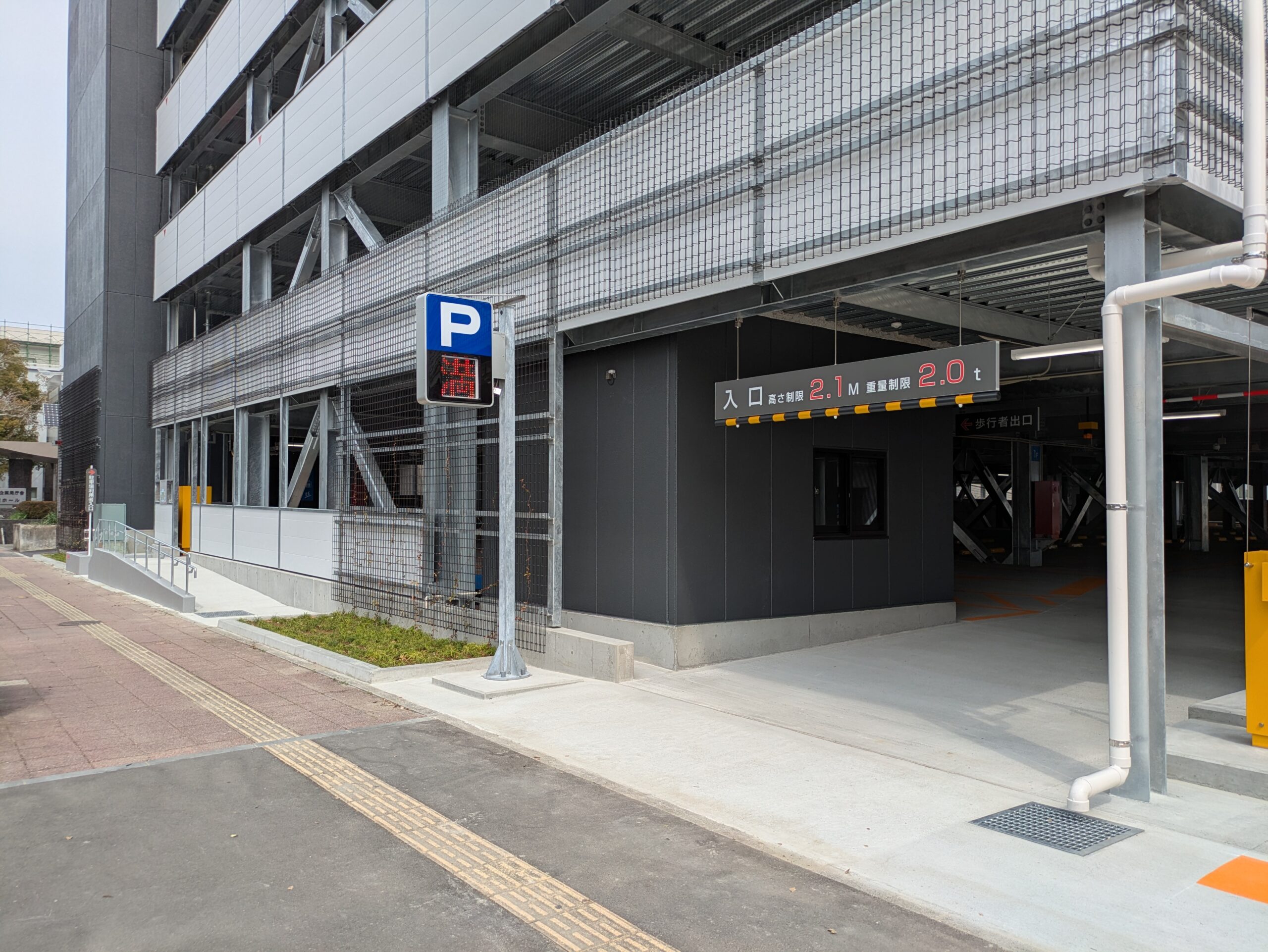 宮崎県庁立体駐車場の歩行者動線とバリアフリーに配慮された1階アプローチ部